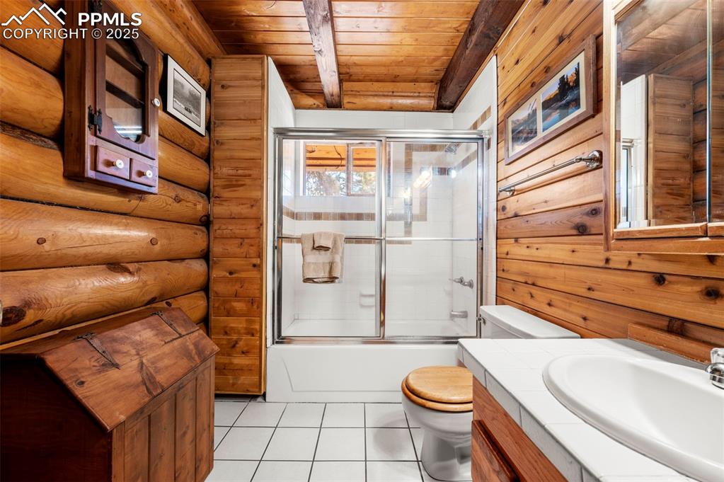 Image 15 of 34: Bathroom