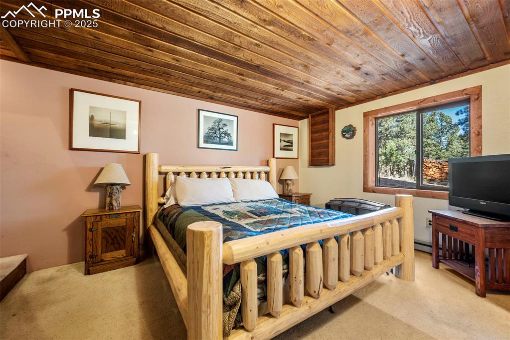 Image 16 of 34: Bedroom