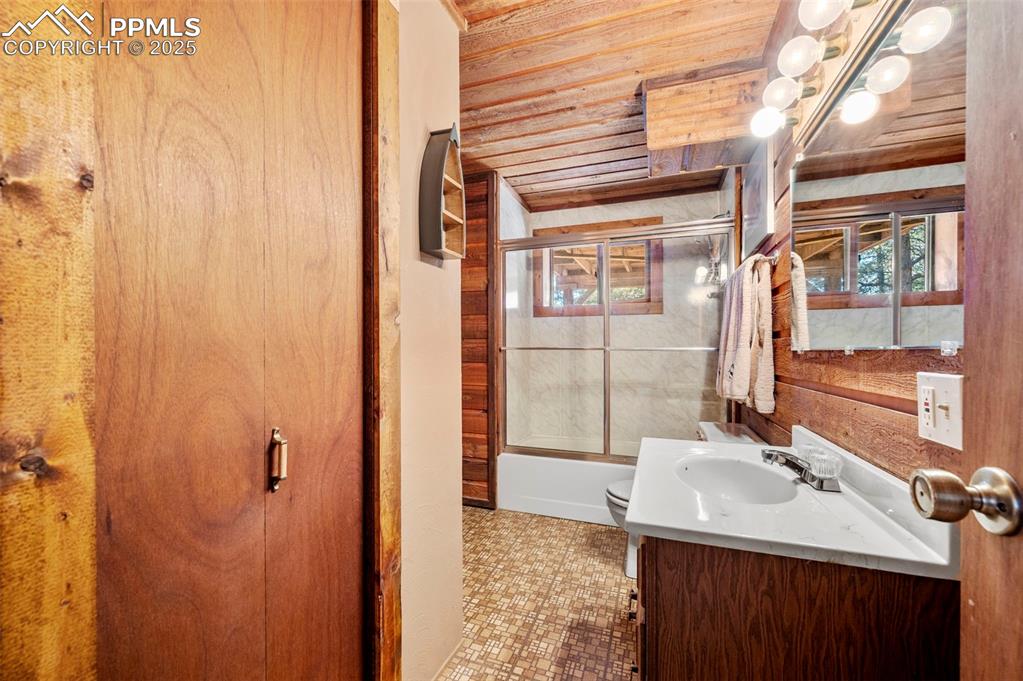 Image 18 of 34: Bathroom