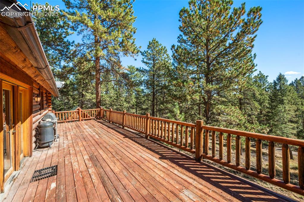 Image 23 of 34: Deck