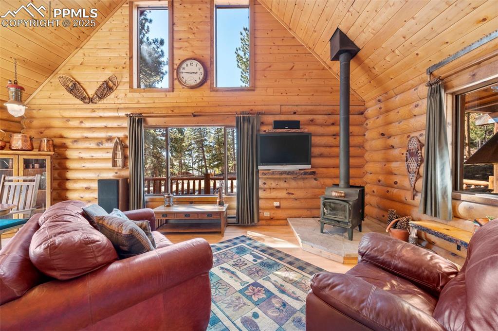 Image 5 of 34: Living Room