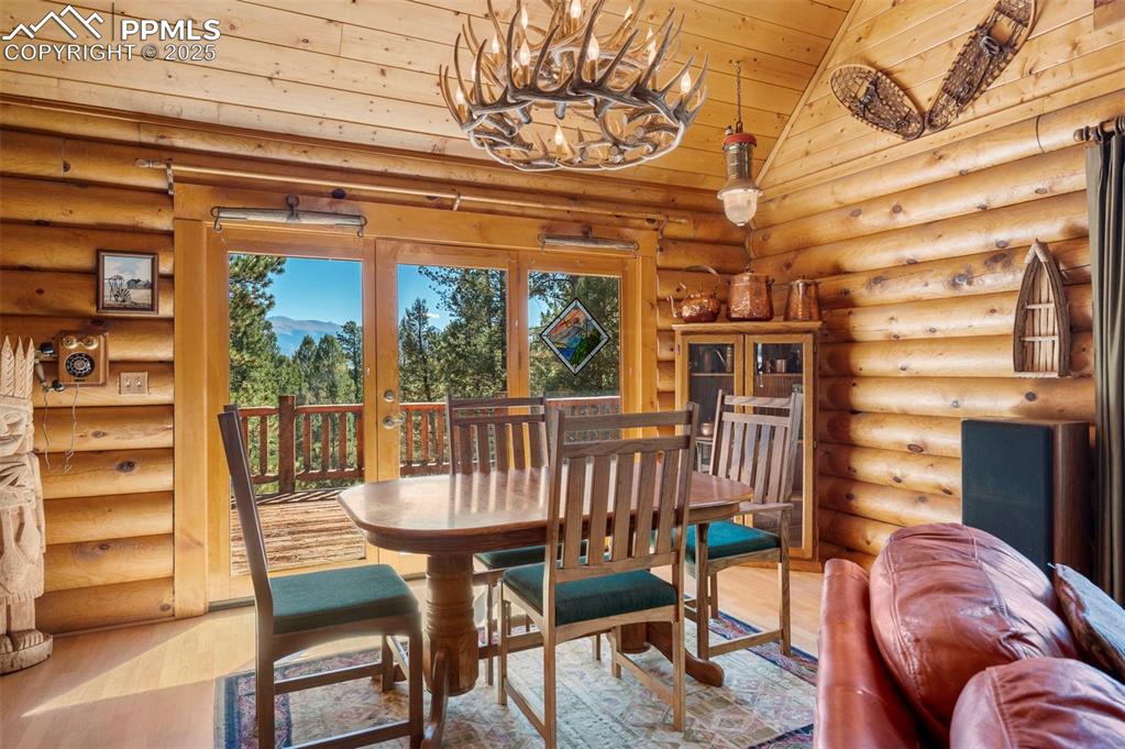 Image 7 of 34: Dining Area