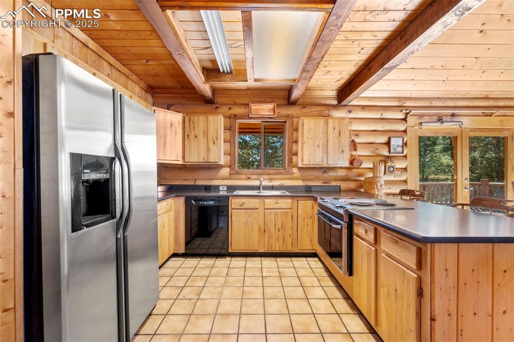 Image 9 of 34: Kitchen