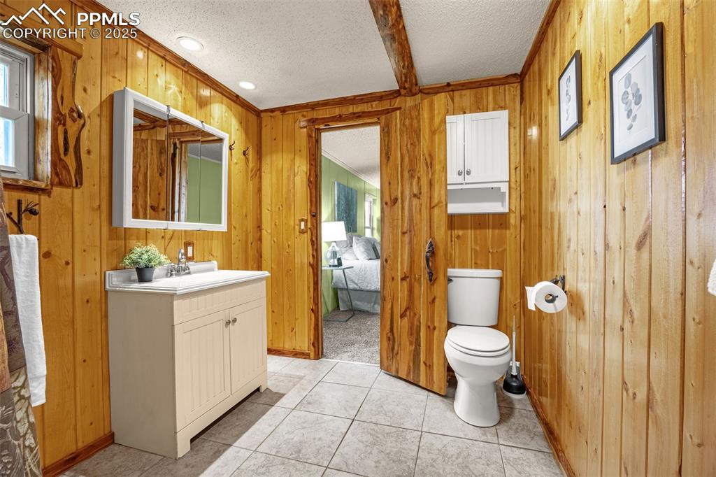 Image 16 of 36: Bathroom
