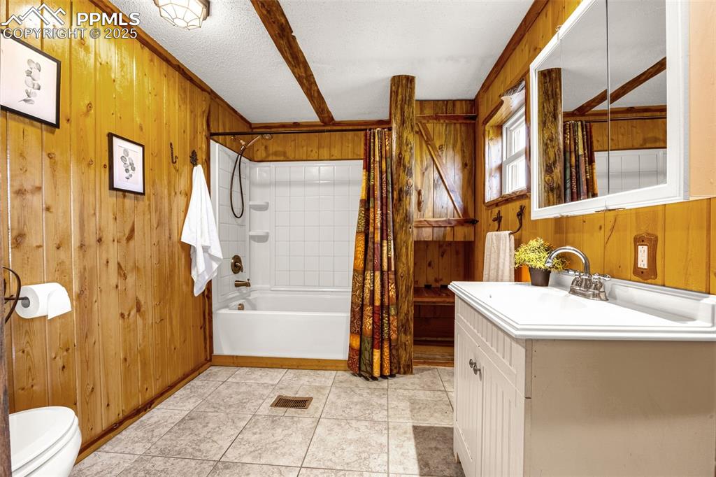 Image 17 of 36: Bathroom