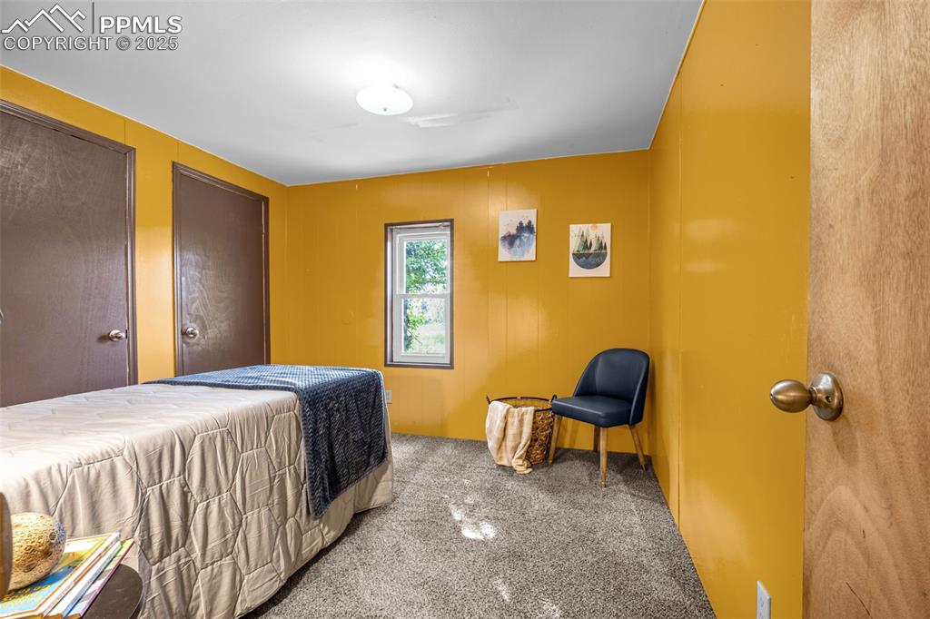 Image 19 of 36: Bedroom