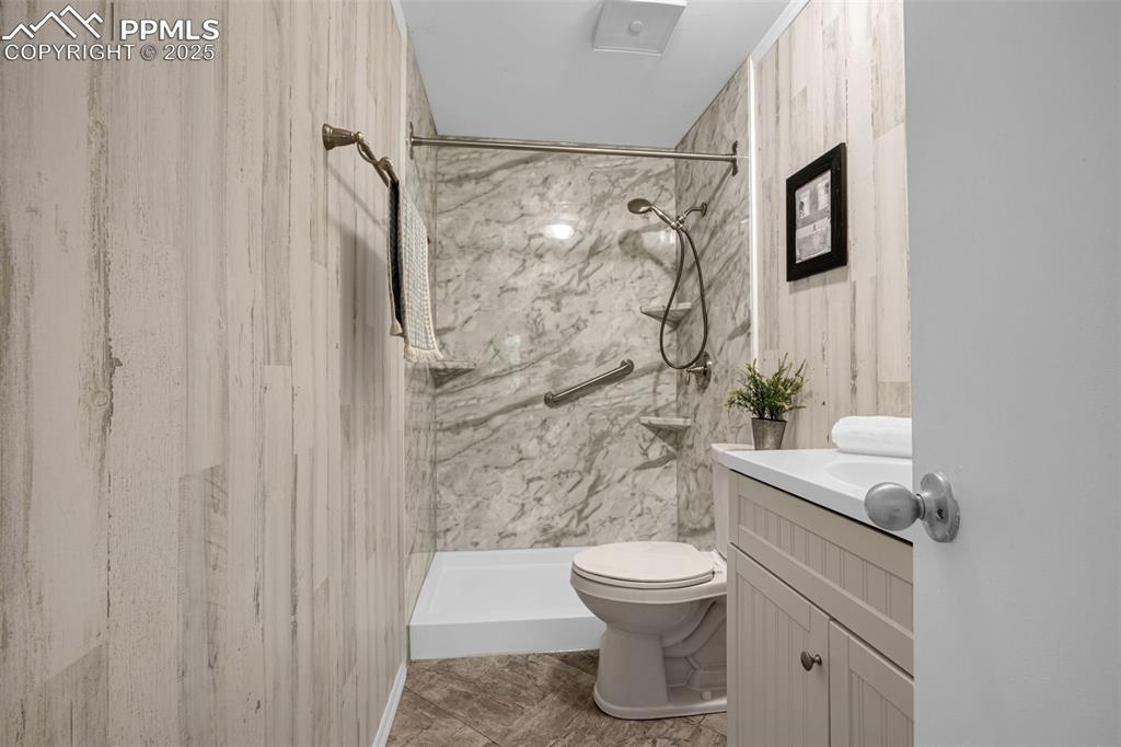 Image 20 of 36: Bathroom