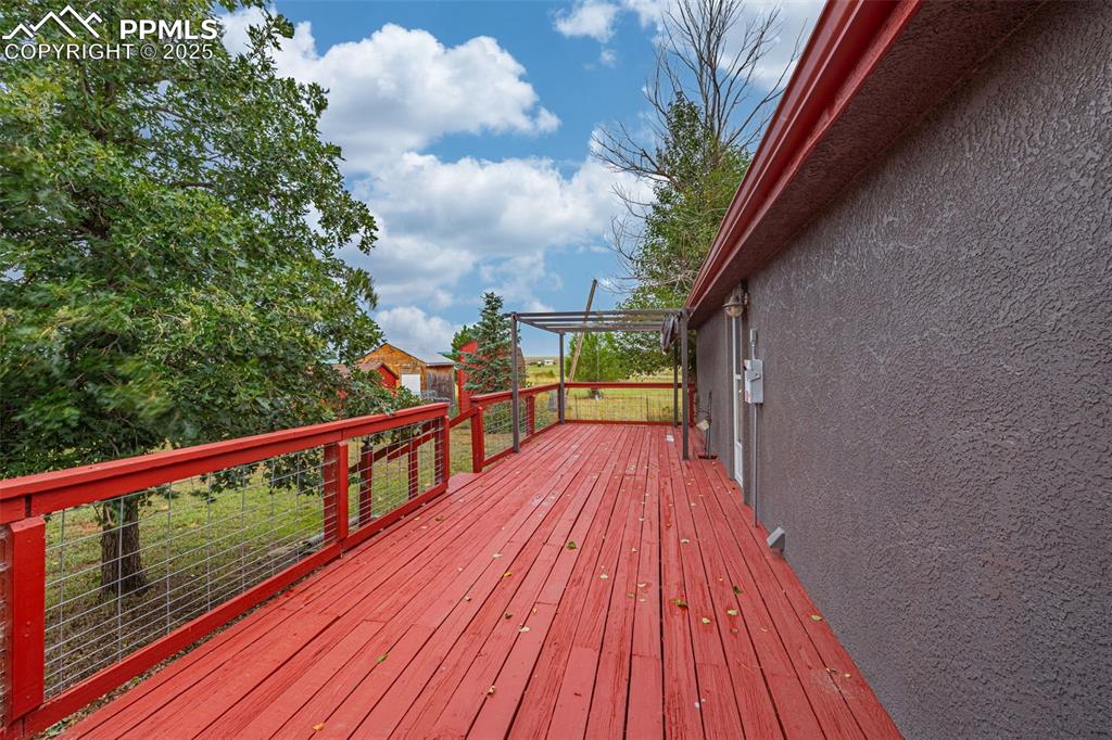 Image 25 of 36: Deck