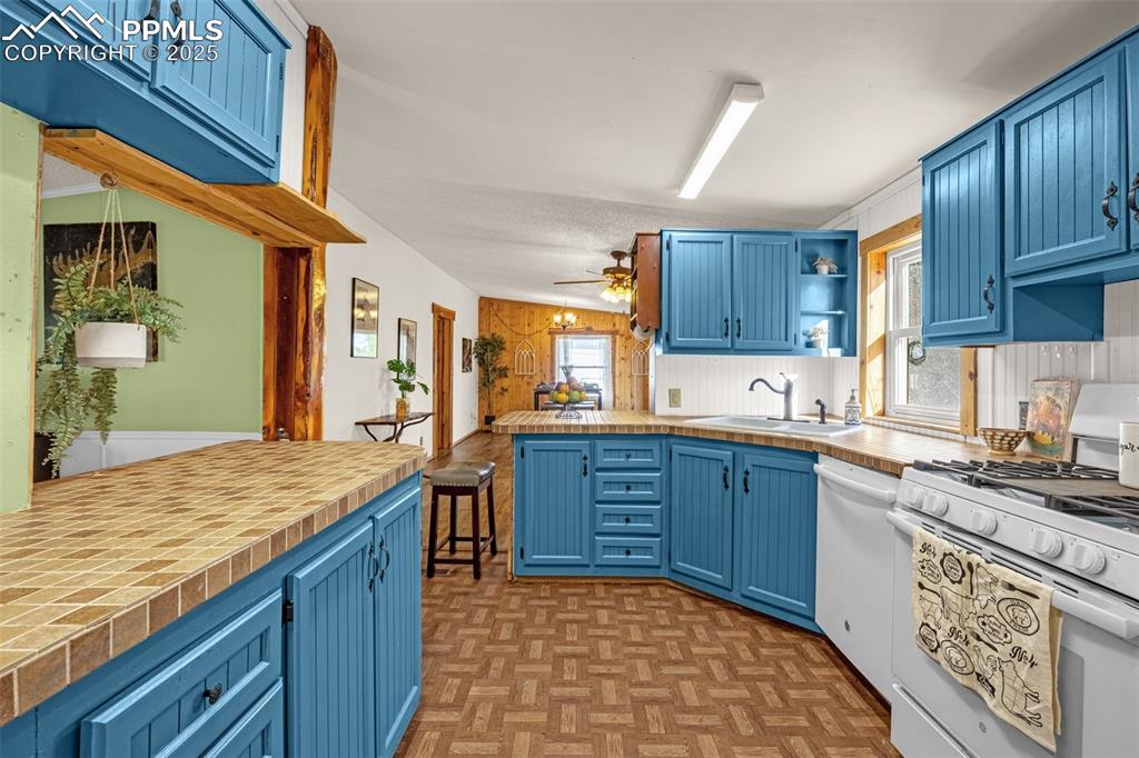 Image 7 of 36: Kitchen