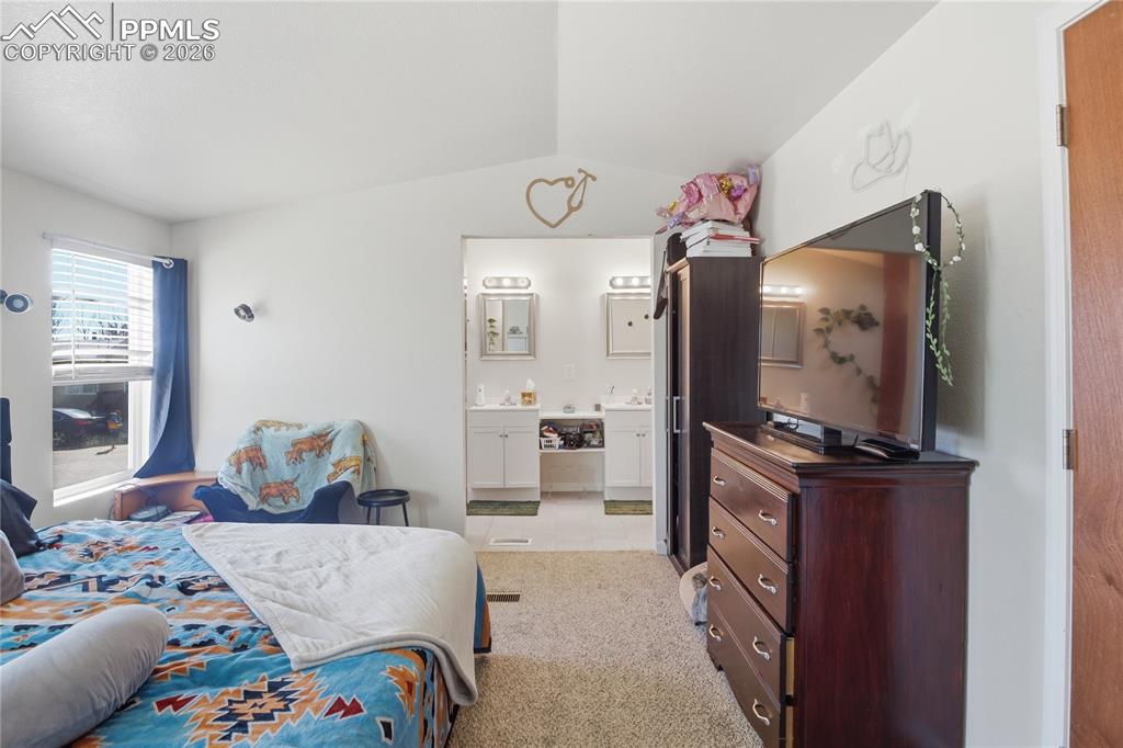 Image 16 of 25: Bedroom