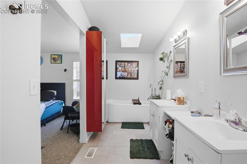 Image 18 of 25: Bathroom