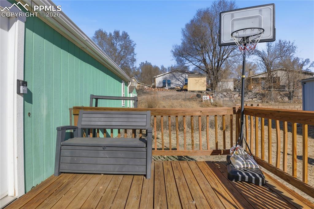 Image 20 of 25: Deck