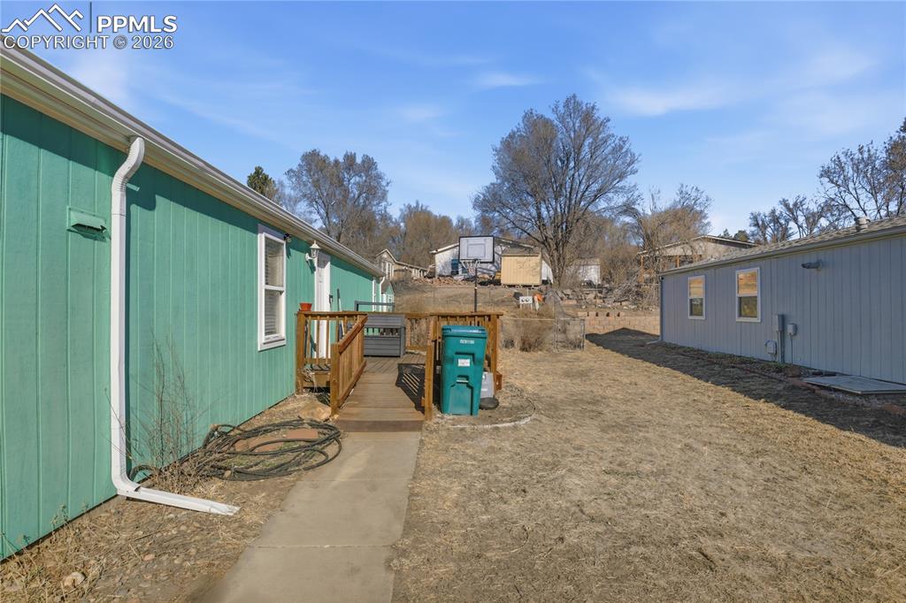 Image 21 of 25: Yard