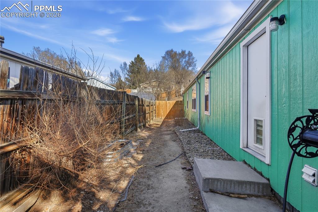 Image 25 of 25: Yard