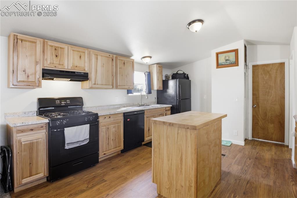 Image 3 of 25: Kitchen