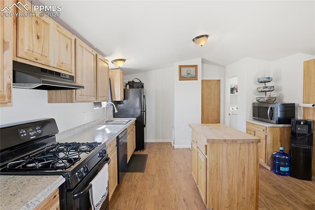 Image 4 of 25: Kitchen