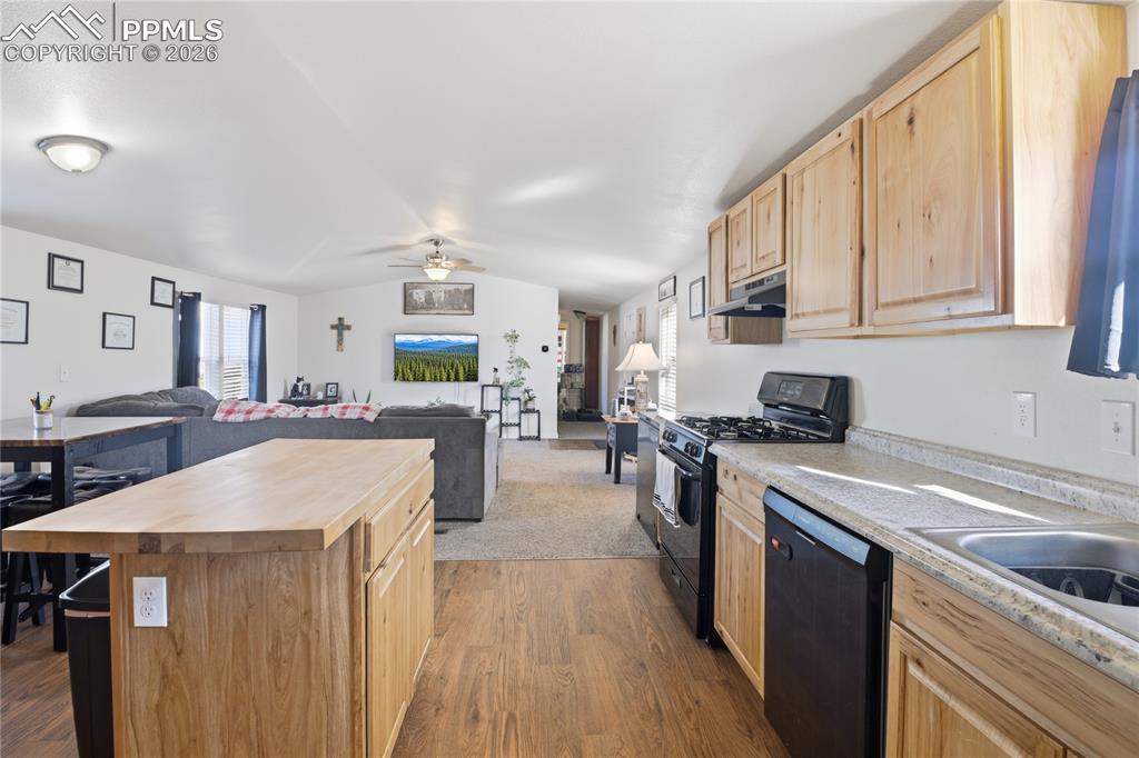 Image 5 of 25: Kitchen