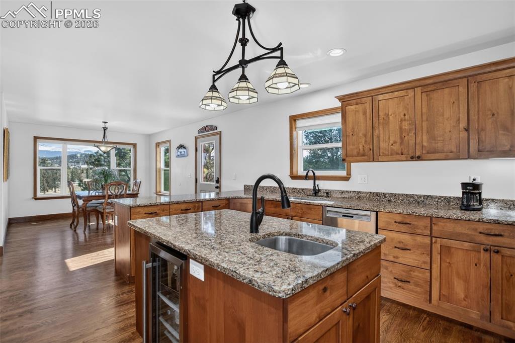 Image 10 of 50: Kitchen