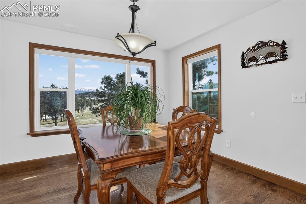 Image 11 of 50: Dining Area