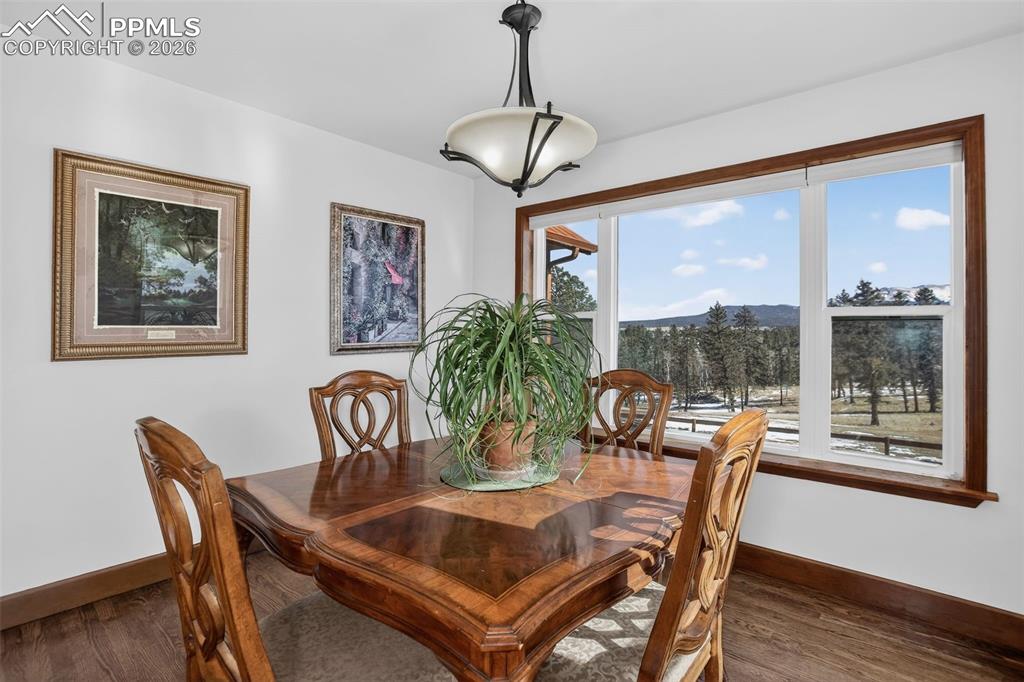 Image 12 of 50: Dining Area