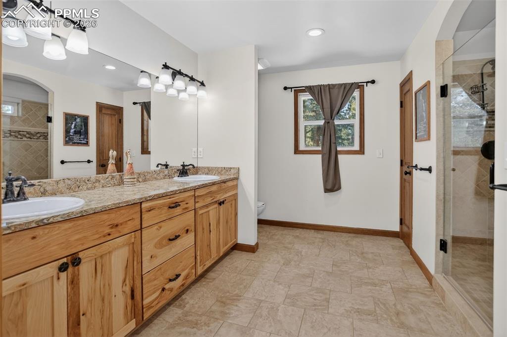 Image 18 of 50: Bathroom