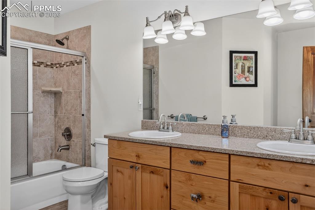 Image 21 of 50: Bathroom