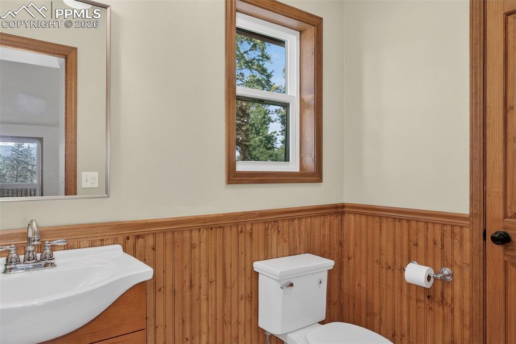 Image 24 of 50: Bathroom