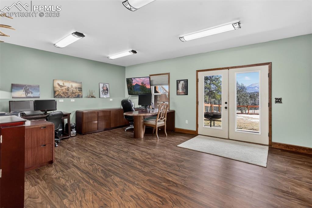 Image 26 of 50: Office