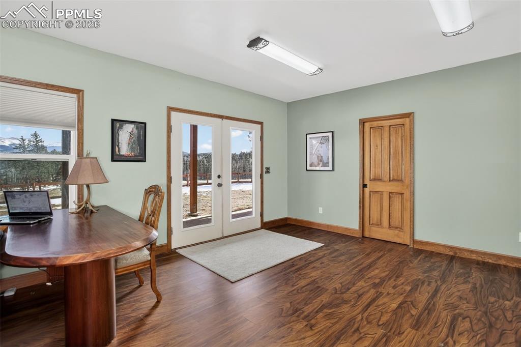 Image 27 of 50: Office