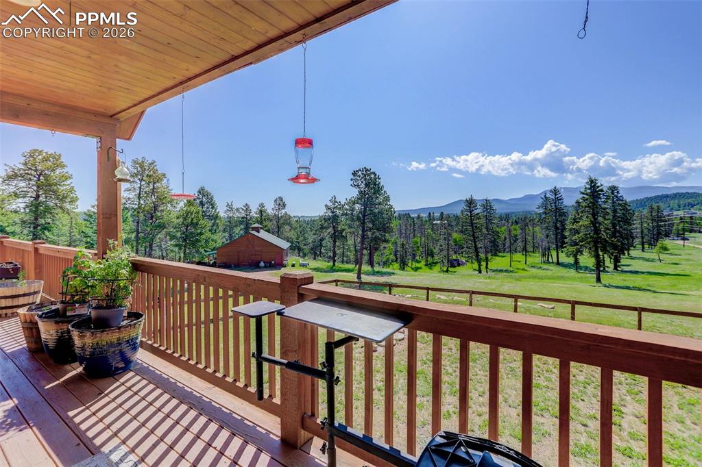 Image 34 of 50: Deck