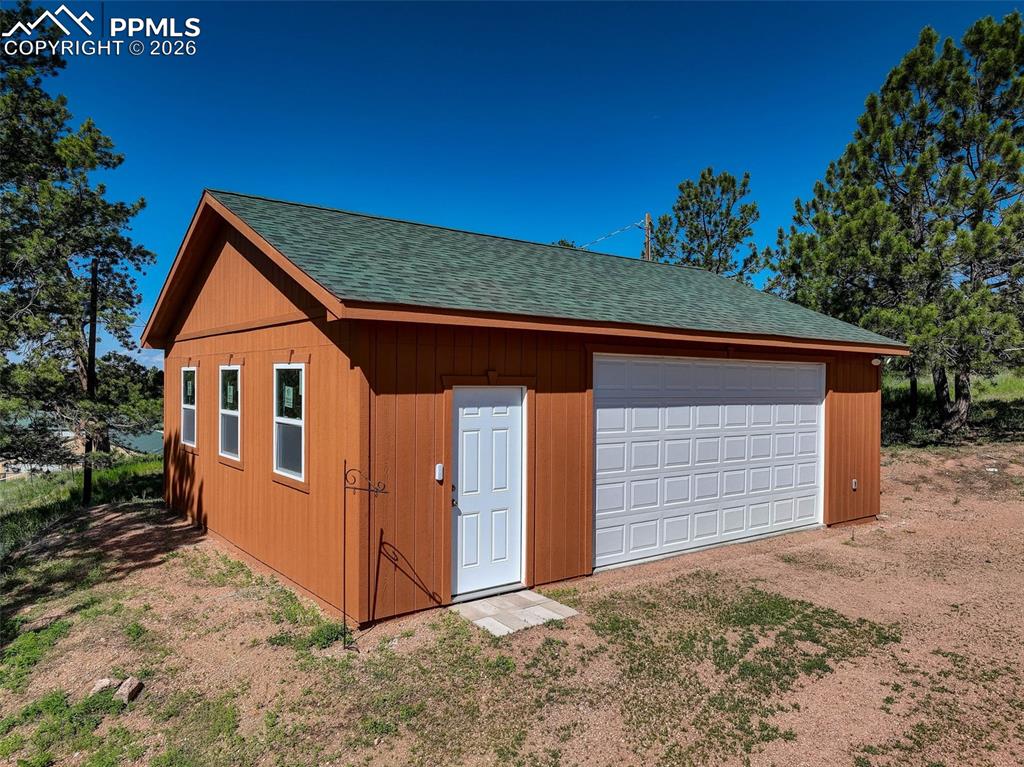 Image 36 of 50: Garage