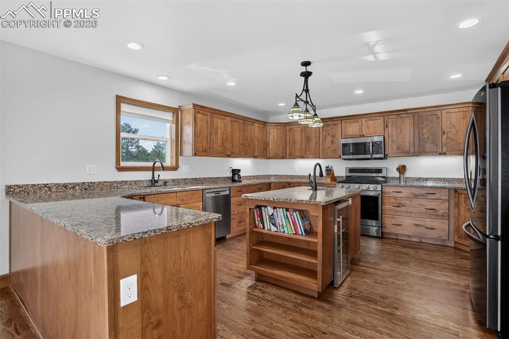 Image 8 of 50: Kitchen