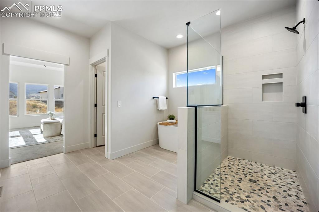 Image 17 of 38: Bathroom