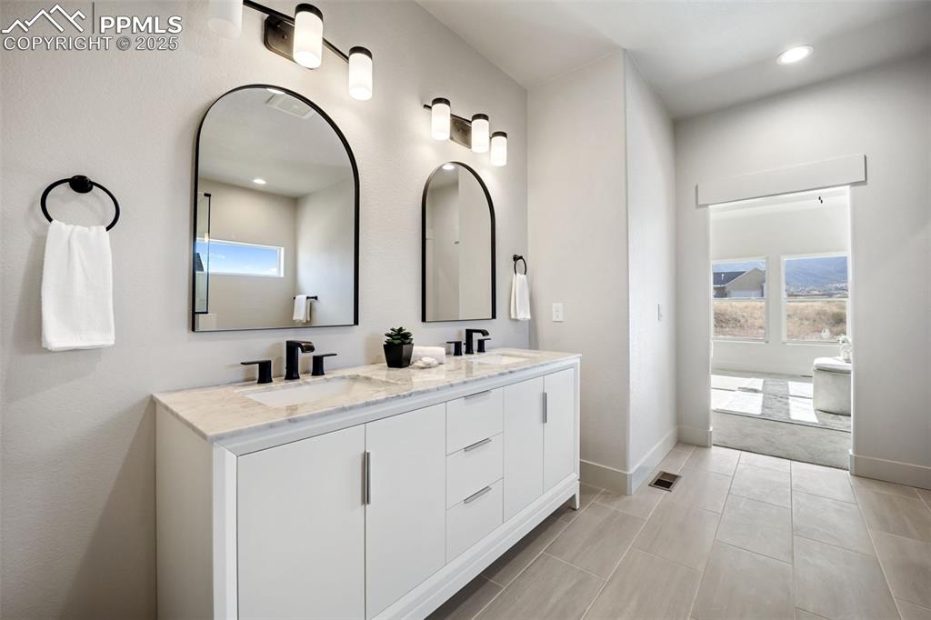 Image 18 of 38: Bathroom