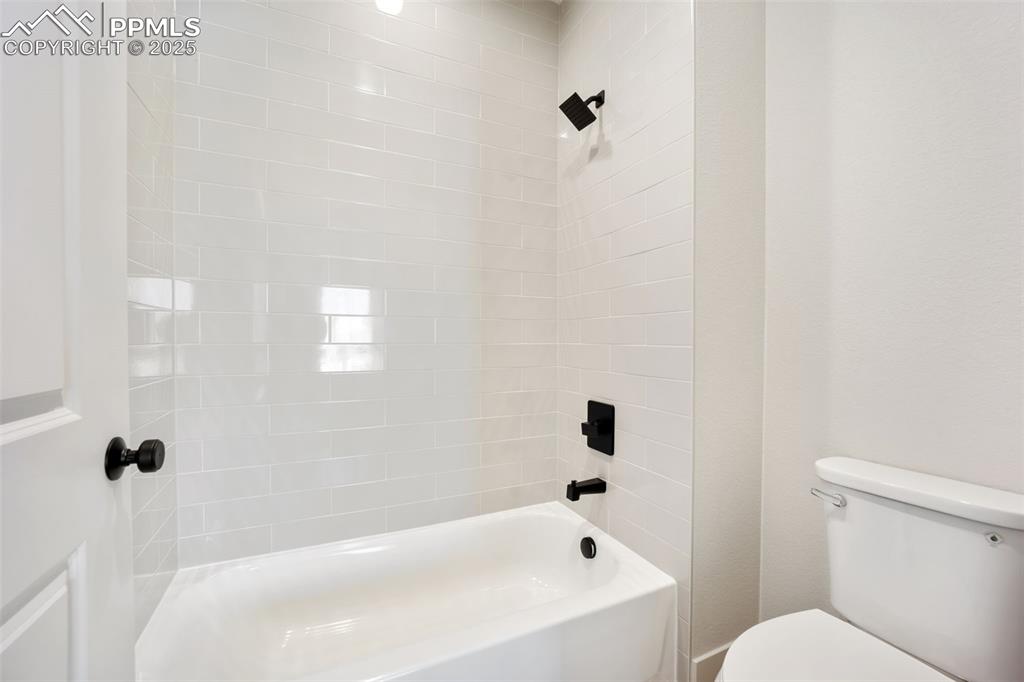 Image 24 of 38: Bathroom