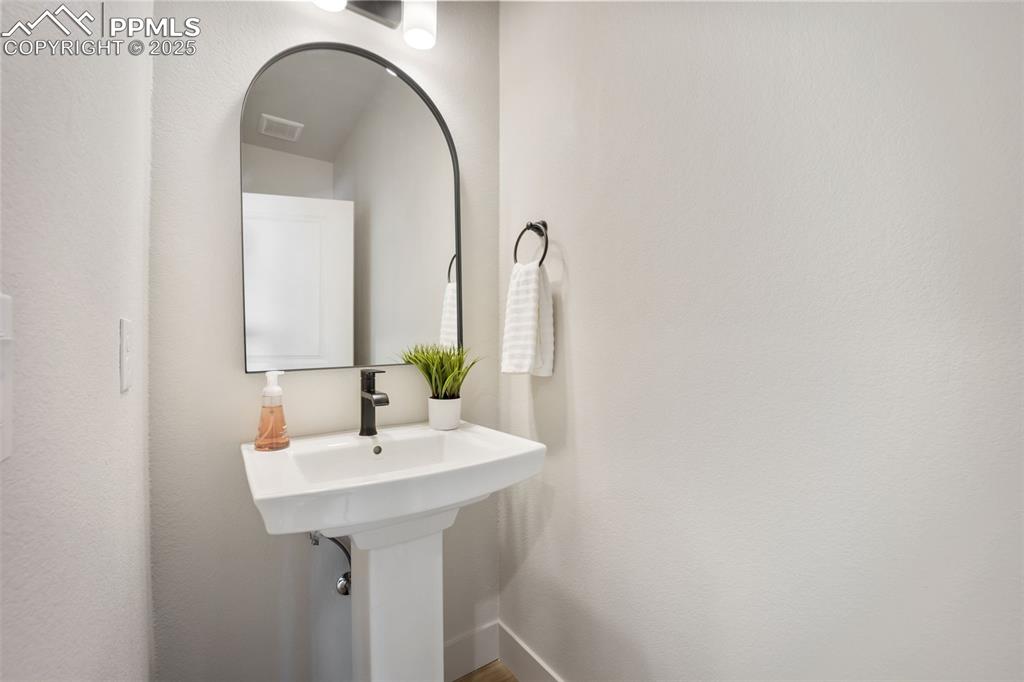 Image 28 of 38: Bathroom