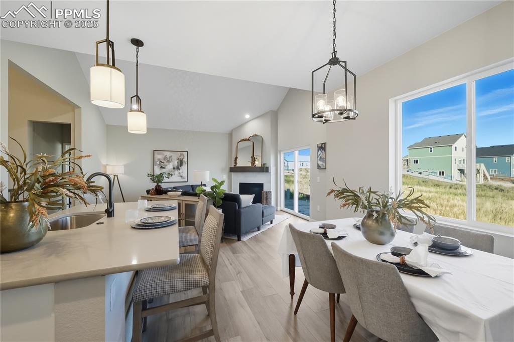 Image 15 of 40: Dining Area
