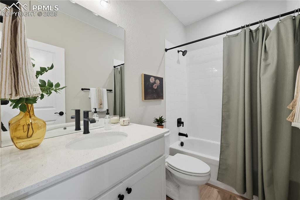 Image 18 of 40: Bathroom