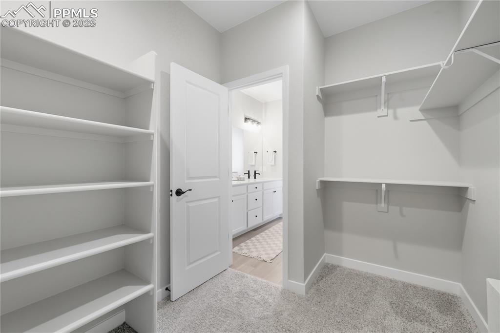 Image 20 of 40: Closet