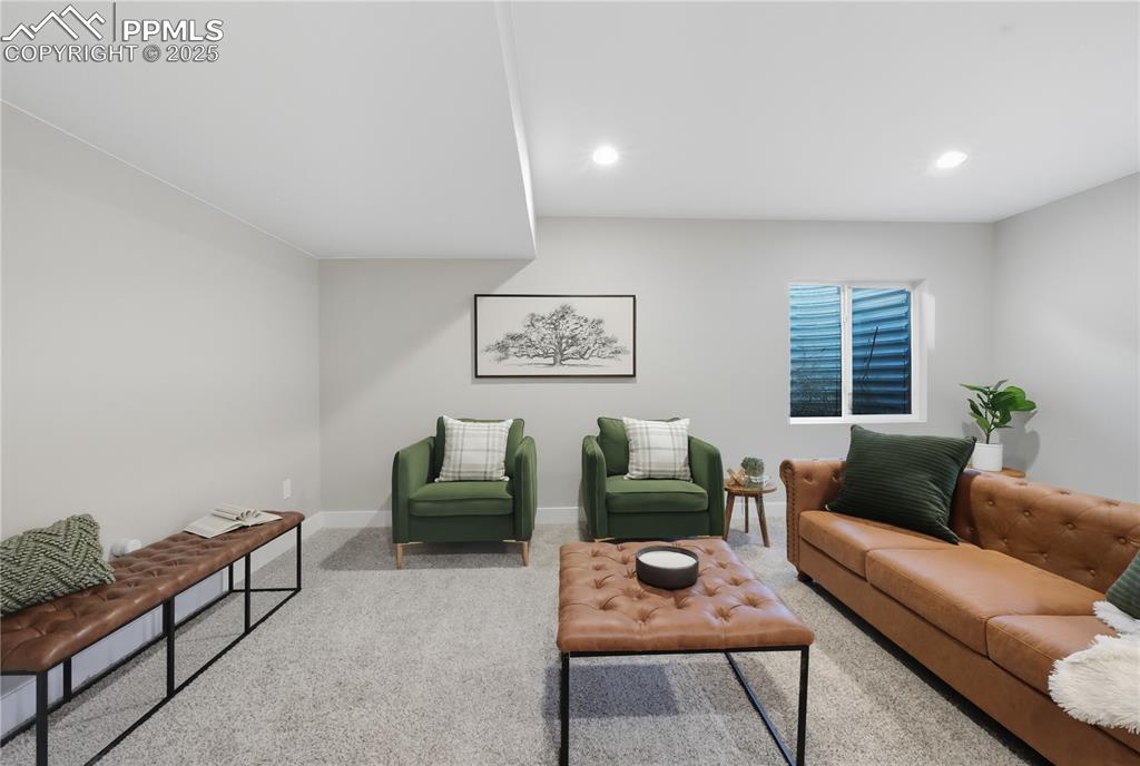 Image 31 of 40: Family Room