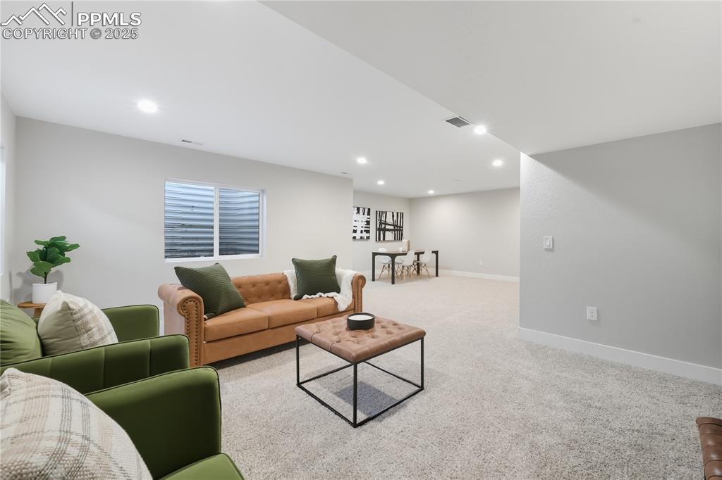 Image 32 of 40: Family Room