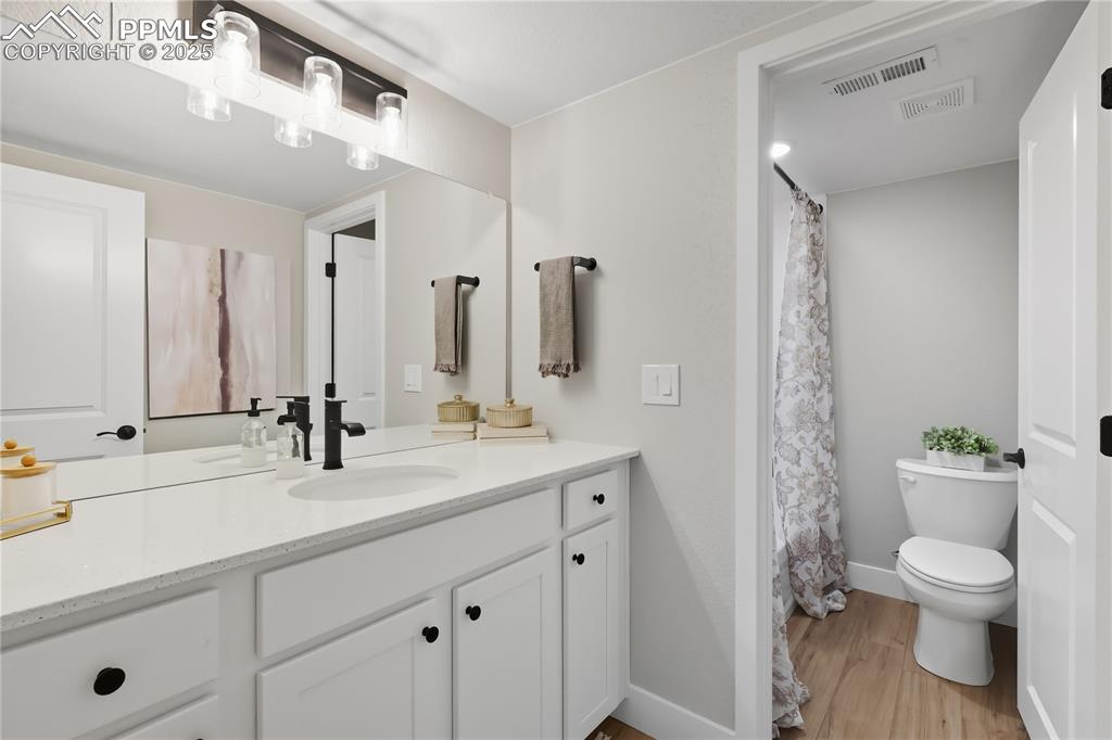 Image 36 of 40: Bathroom