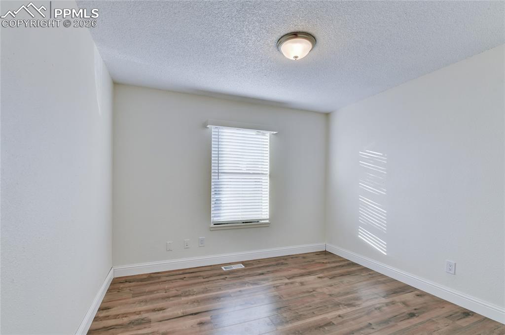 Image 14 of 29: Bedroom