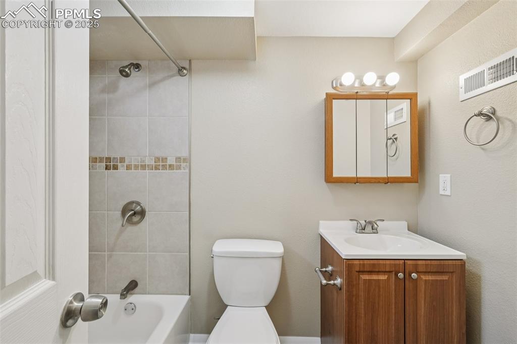 Image 22 of 29: Bathroom