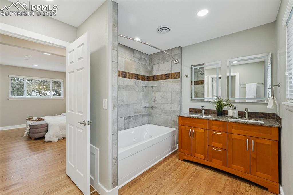 Image 6 of 29: Bathroom