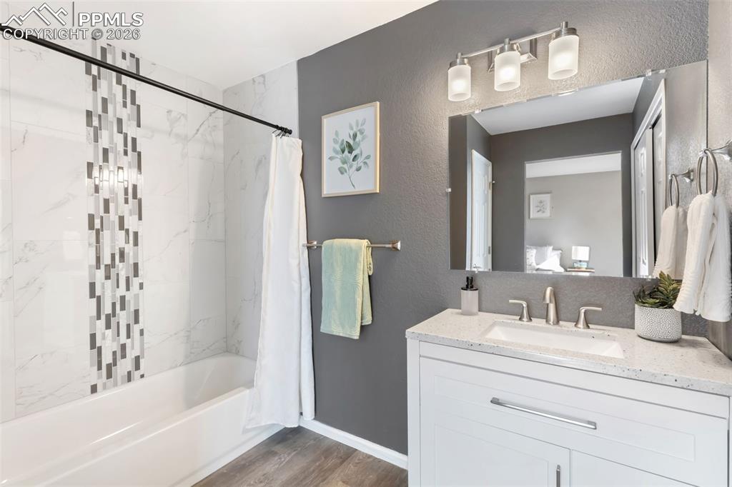 Image 10 of 17: Bathroom