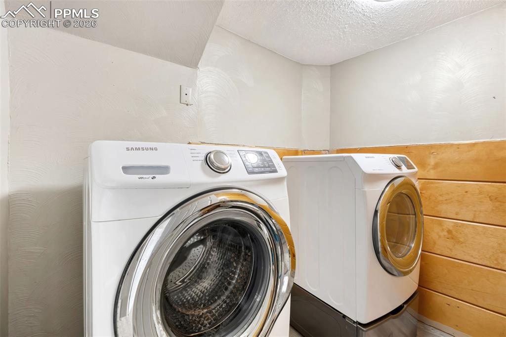 Image 16 of 17: Laundry