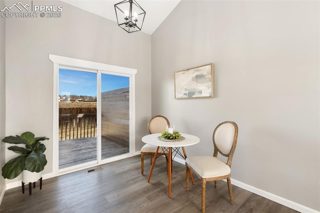 Image 4 of 17: Sitting Room