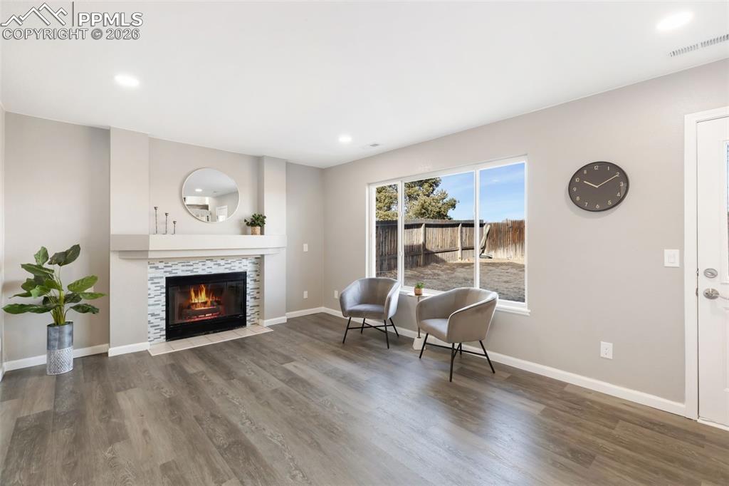 Image 7 of 17: Sitting Room