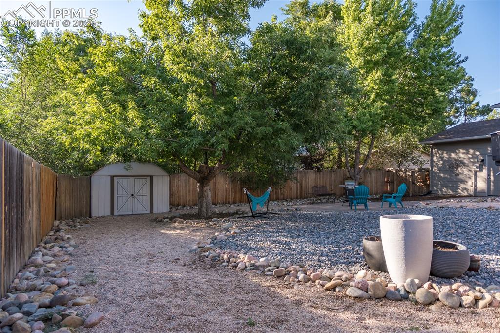 Image 33 of 37: Yard
